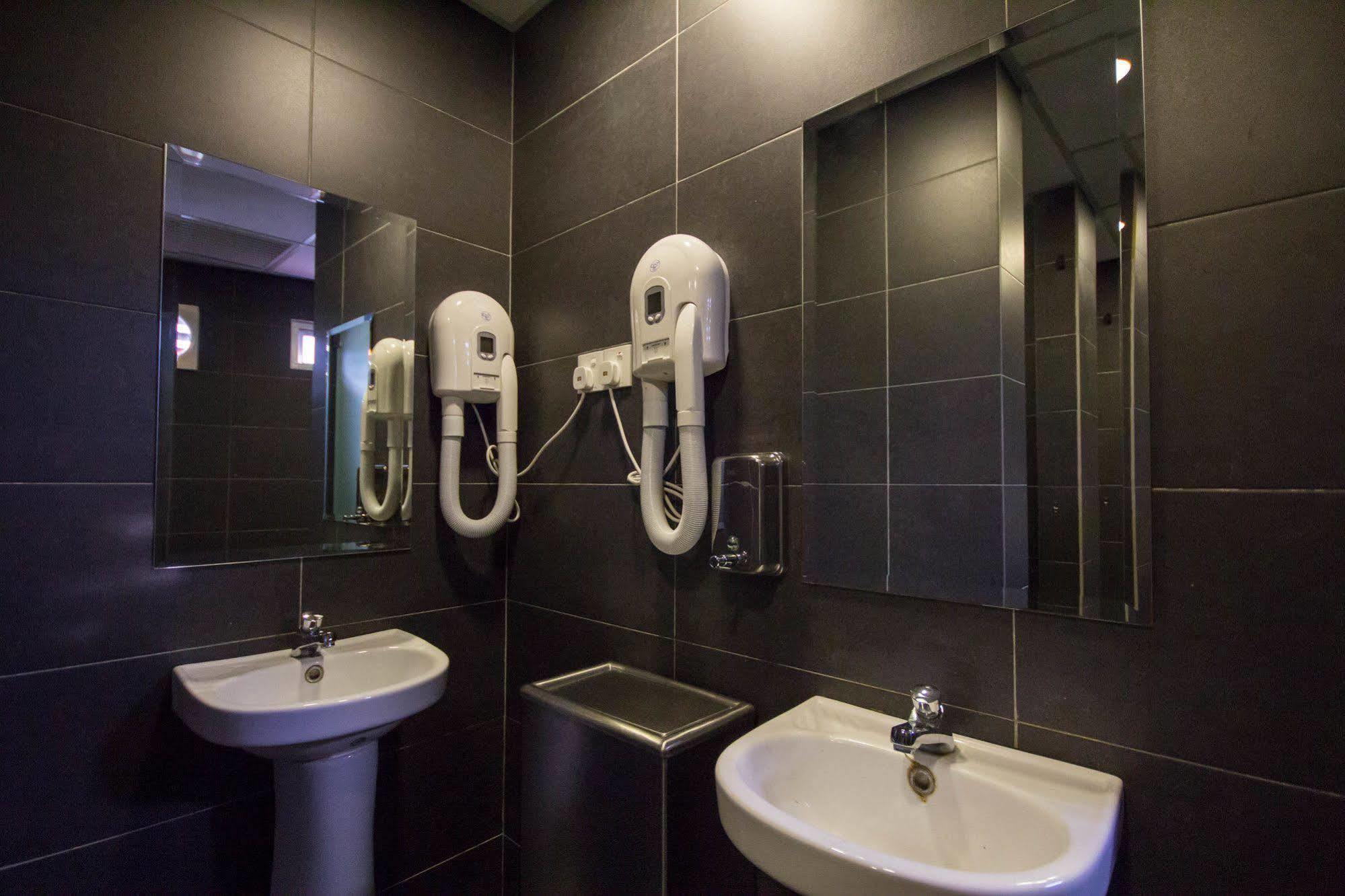 M Qube Hotel Sungai Dua Bukit Екстер'єр фото
